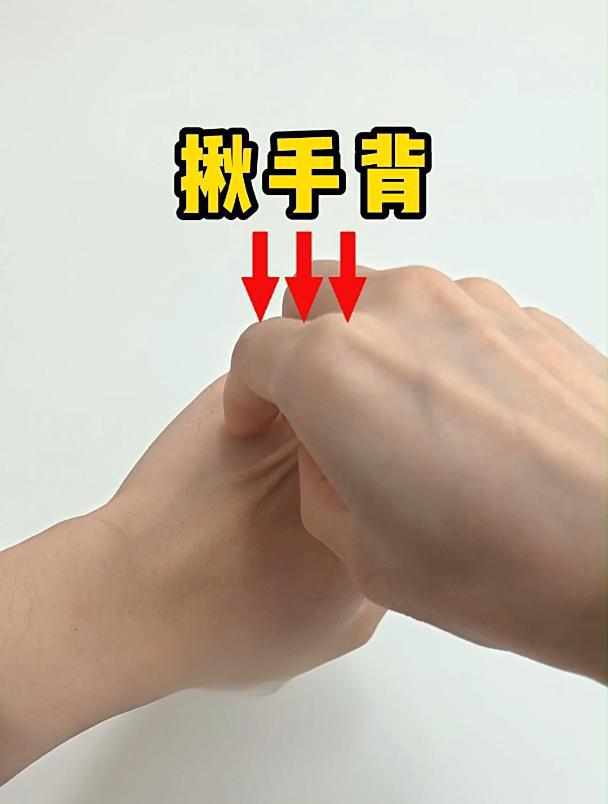 颈部护理示意图，轻柔提拉颈部皮肤